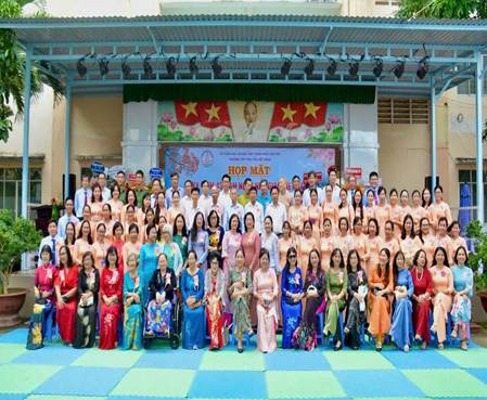 Trường THPT Nguyễn Việt Hồng tổ chức lễ kỷ niệm 43 năm ngày Nhà giáo Việt Nam (20/11/2982 - 20/11/2025)